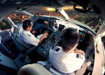 خلبان ها در طول پرواز، به جز راهنمایی هواپیما، دیگر چه می نمایند؟