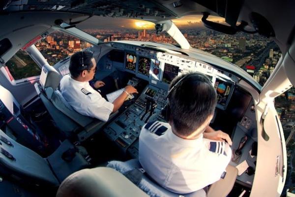 خلبان ها در طول پرواز، به جز راهنمایی هواپیما، دیگر چه می نمایند؟