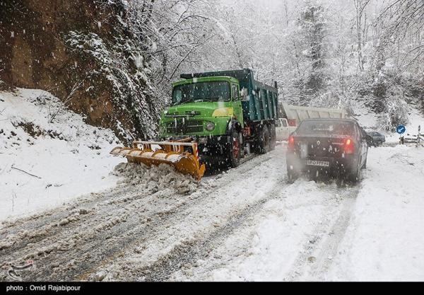 برف راه 250 روستای الیگودرز را مسدود کرد